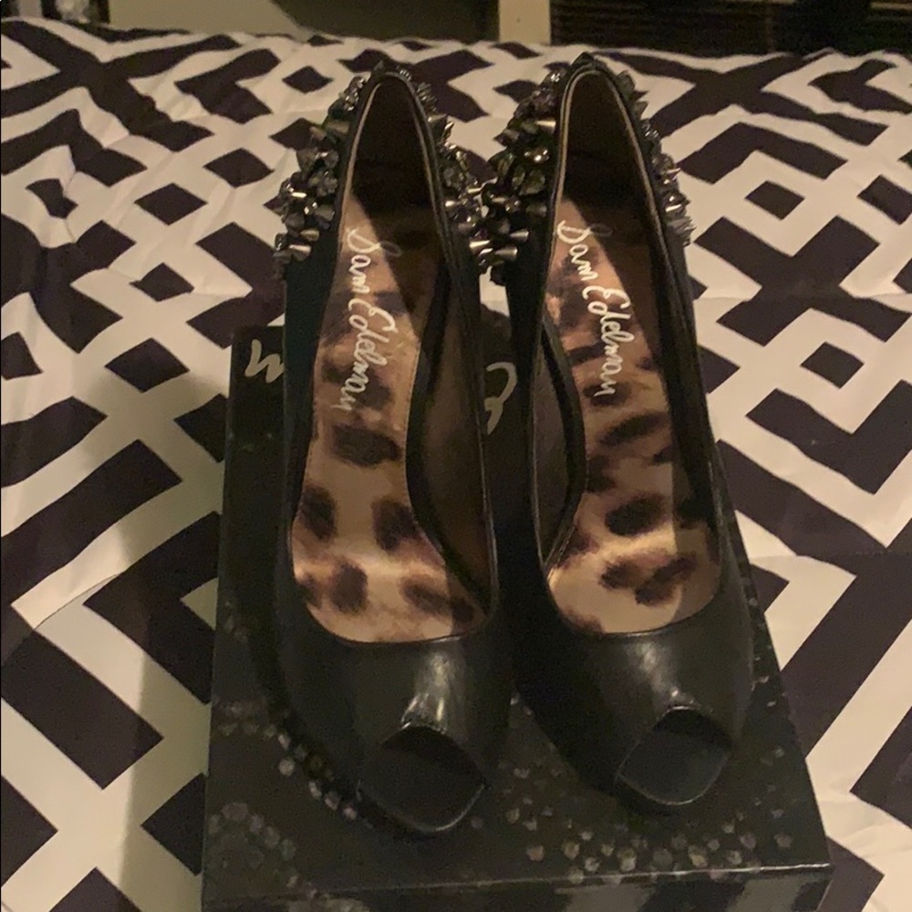 Never worn....